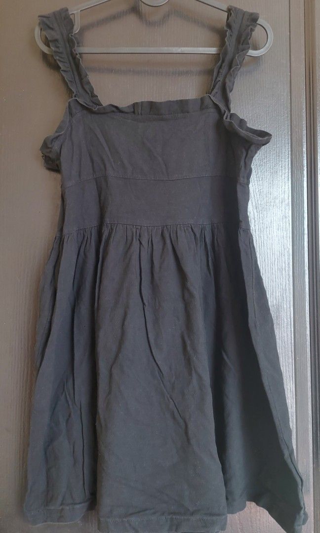 Black Ruffled Sleeveless Dress (Category: Dresses) located in Quezon City. Submitted by forgetmenot.ph (Listing ID 1439011345, Image 1). Description: Black sleeveless cotton sundress featuring ruffled straps and a gathered empire waist Condition: 6.5/10 Measurements (flat lay): Bust - 16" Length - 31.5" Best fits sizes extra small to small..