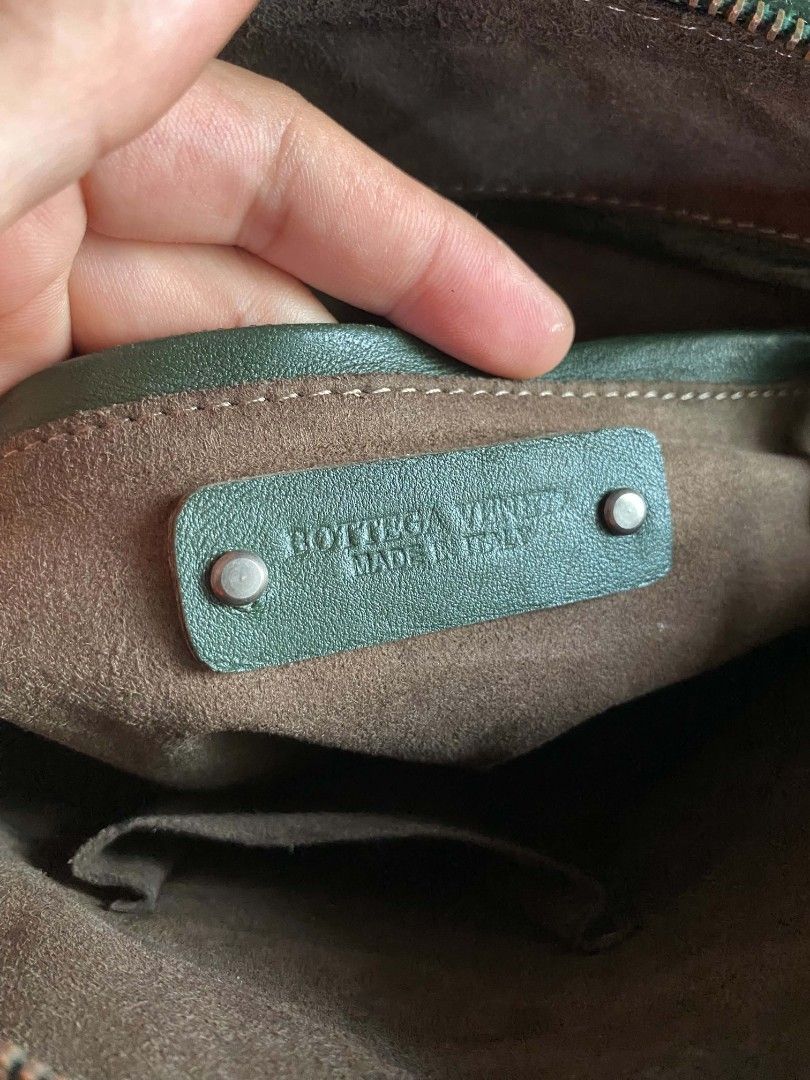Bottega (Category: Luxury Bags & Wallets) located in Tagum. Submitted by luxbagelyas (Listing ID 1438951396, Image 3). Description: riri zip wala akong mkitang etikita may rubs bawal sa maselan super tibay pa.