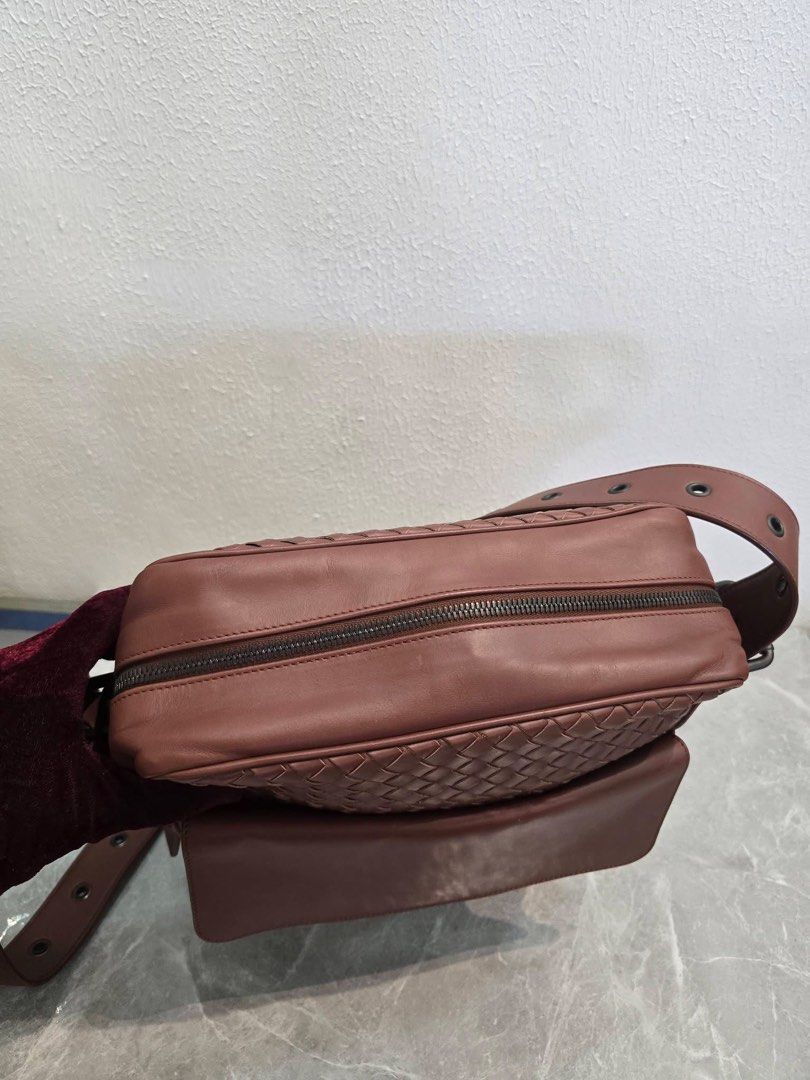bottega venetta cross body bag (Category: Cross-body Bags) located in Davao. Submitted by jackie2276 (Listing ID 1439018748, Image 2). Description: in good condition authentic colorate 10/10.