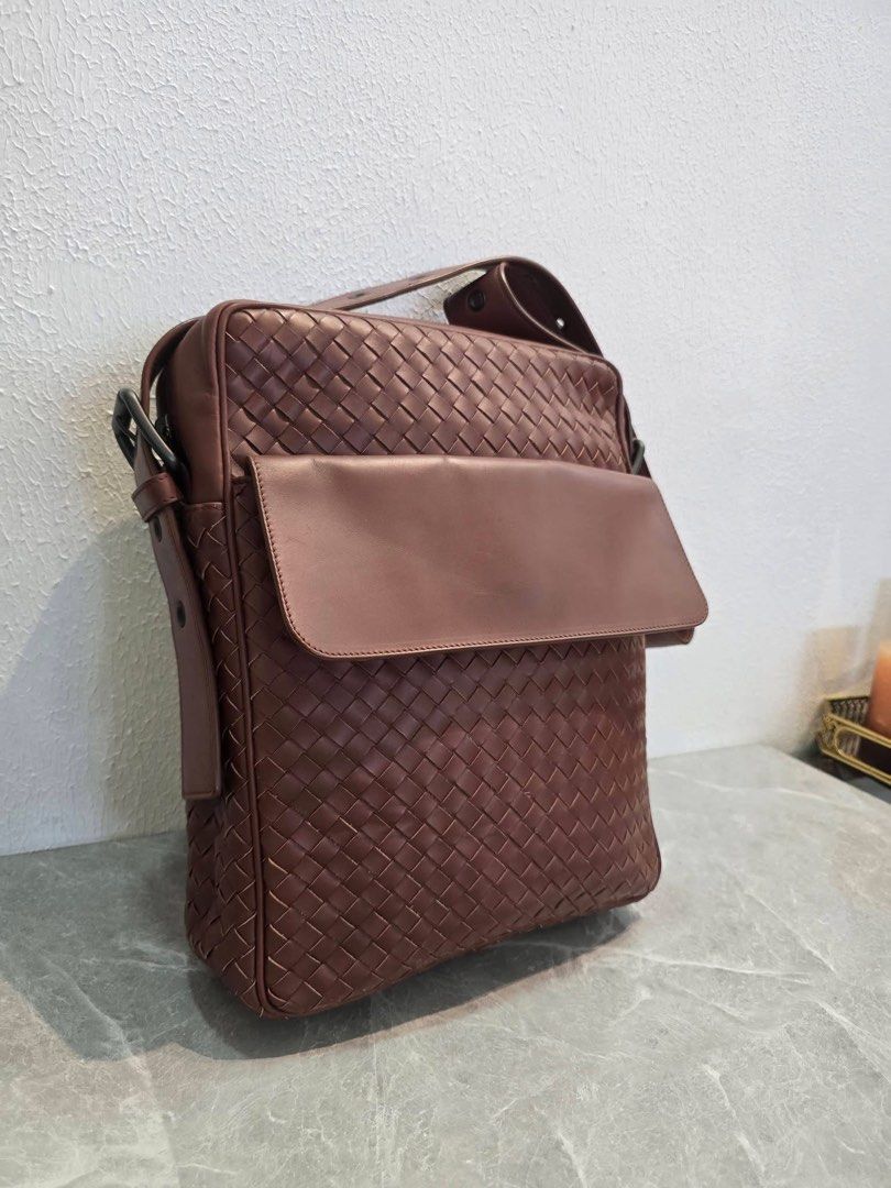 bottega venetta cross body bag (Category: Cross-body Bags) located in Davao. Submitted by jackie2276 (Listing ID 1439018748, Image 1). Description: in good condition authentic colorate 10/10.