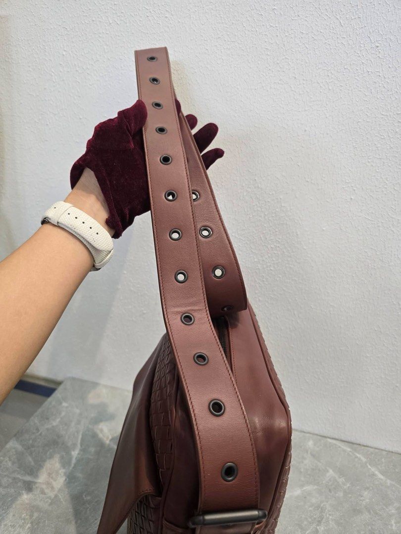 bottega venetta cross body bag (Category: Cross-body Bags) located in Davao. Submitted by jackie2276 (Listing ID 1439018748, Image 3). Description: in good condition authentic colorate 10/10.