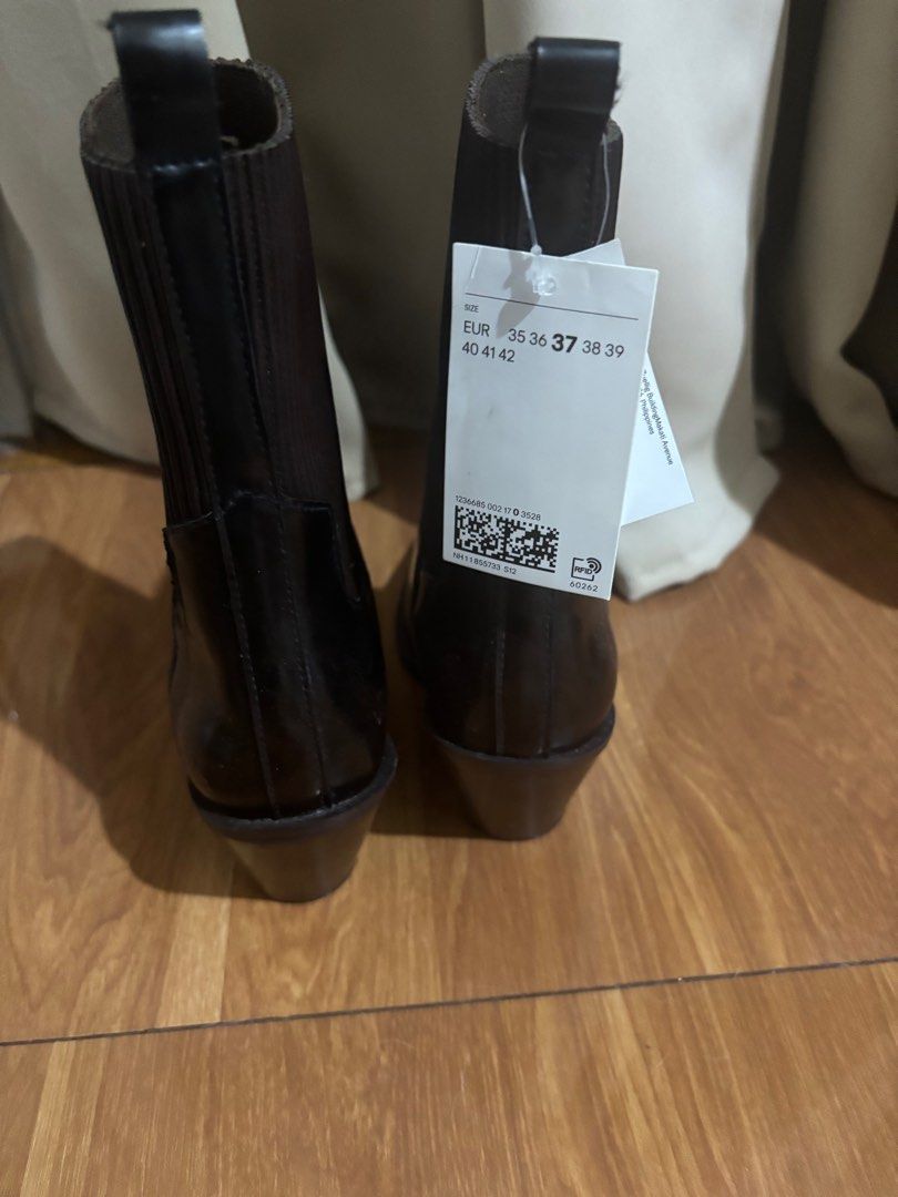 Brand New - H&M boots (Category: Boots) located in Manila. Submitted by katesys (Listing ID 1439014395, Image 3). Description: Size eu 37, can fit eu 36 Brand new. Sinukat lang With tags.