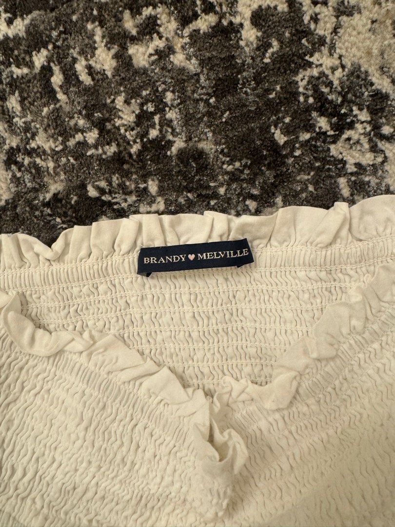 Brandy Melville White Ruffle Skirt (Category: Skirts) located in Mandaluyong City. Submitted by izabelly (Listing ID 1439059299, Image 2). Description: Super cute and it’s a skort!.