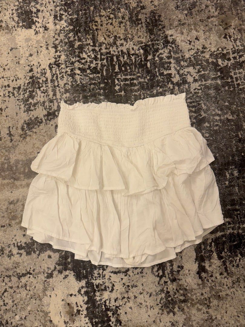 Brandy Melville White Ruffle Skirt (Category: Skirts) located in Mandaluyong City. Submitted by izabelly (Listing ID 1439059299, Image 1). Description: Super cute and it’s a skort!.