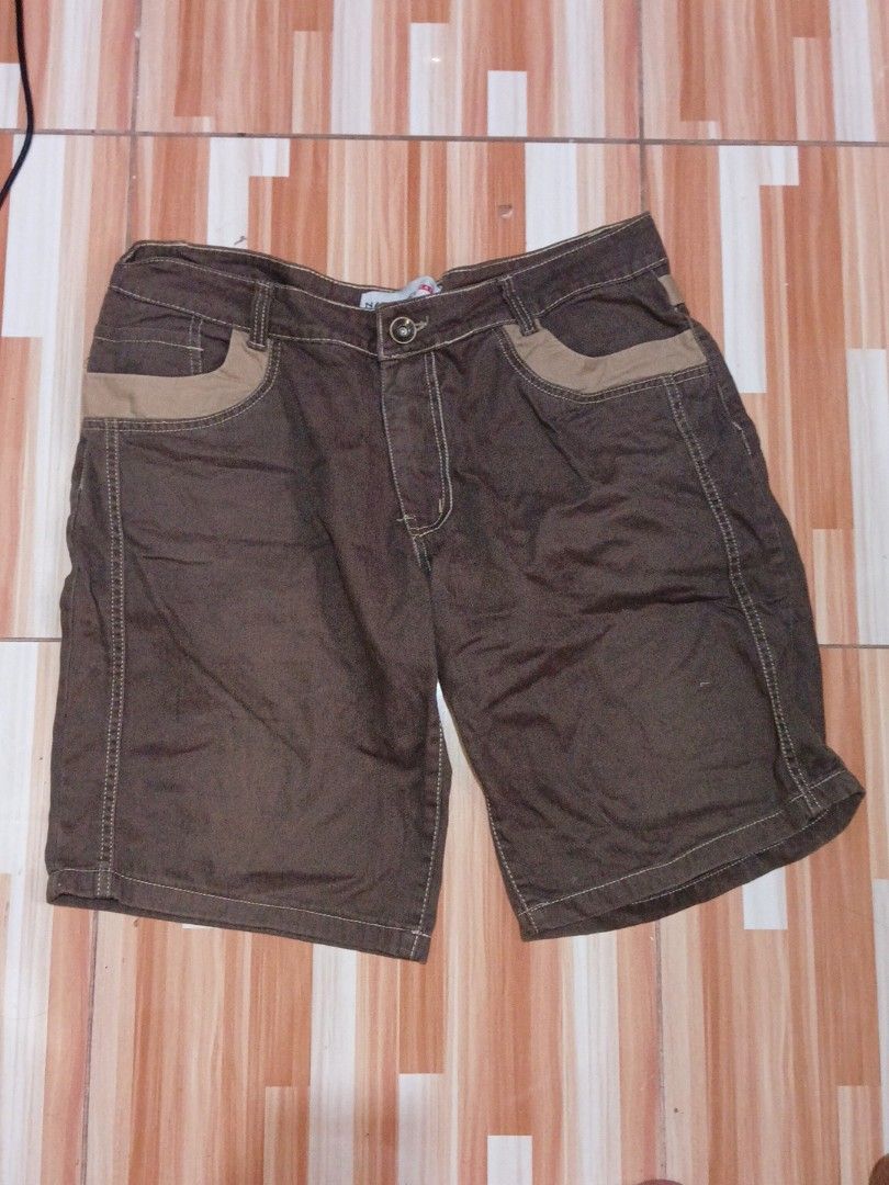 Brown Shorts with Beige Accents (Category: Shorts) located in Caloocan City. Submitted by keenphoenix.63e799 (Listing ID 1438915372, Image 1). Description: - Stylish brown shorts - Beige accents on pockets - Button closure and belt loops - Classic design and comfortable fit - Two front and two back pockets - Visible stitching for added style Size: 36.