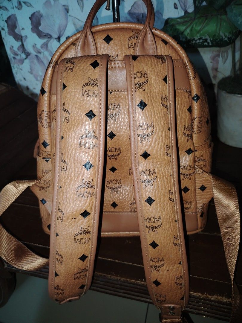 Bundle MCM Medium Backpack (Category: Bags & Wallets) located in Johor Bahru. Submitted by n.c1983 (Listing ID 1439017869, Image 2). Description: Bundle Bag Size Medium Defect ∞ Dalam ada crack.