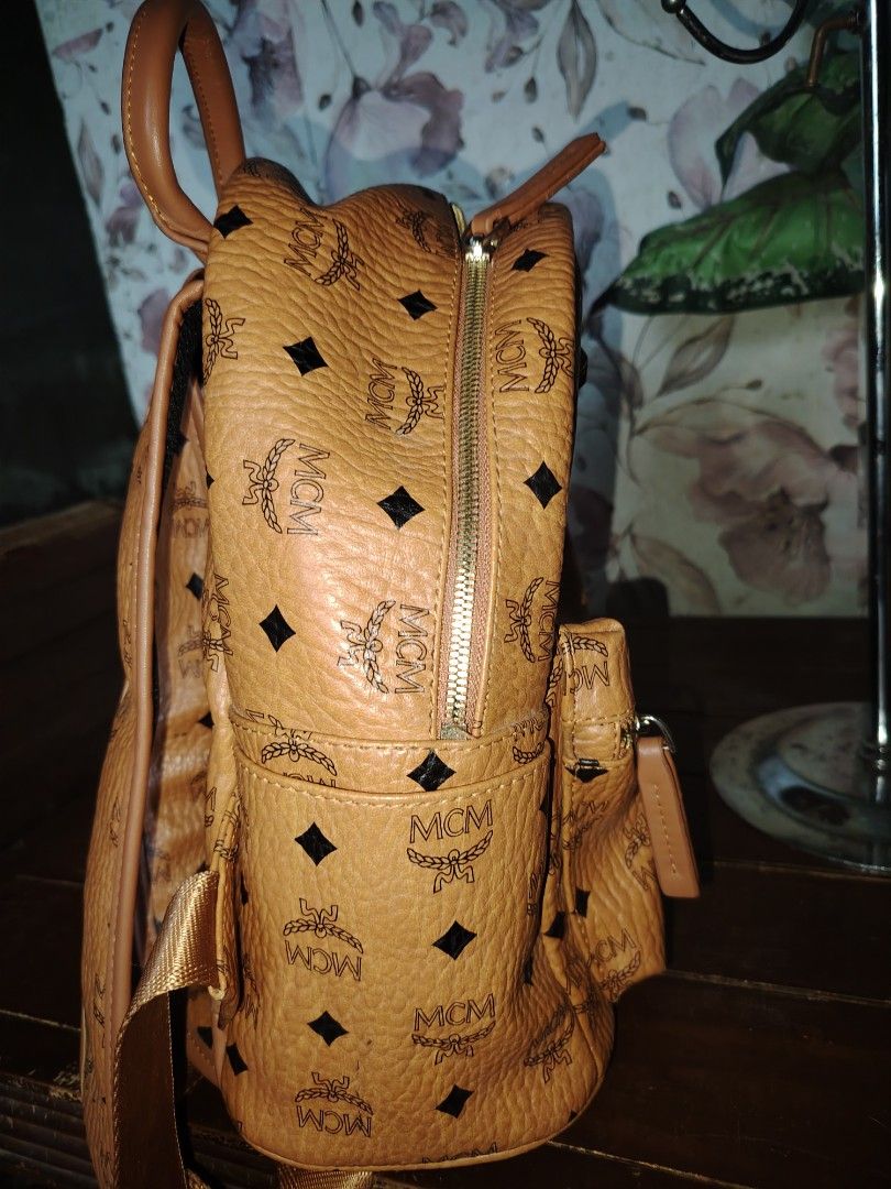 Bundle MCM Medium Backpack (Category: Bags & Wallets) located in Johor Bahru. Submitted by n.c1983 (Listing ID 1439017869, Image 3). Description: Bundle Bag Size Medium Defect ∞ Dalam ada crack.