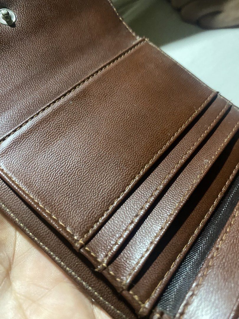 Burberry Nova check vintage wallet (Category: Luxury Bags & Wallets) located in Marikina City. Submitted by voilree (Listing ID 1439010032, Image 2). Description: price still negotiable.