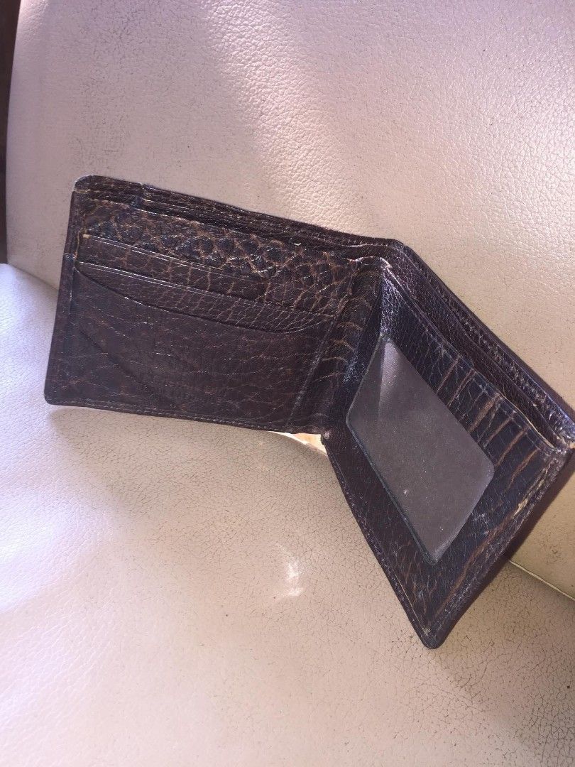 Christian dior wallet (Category: Luxury Bags & Wallets) located in Malaybalay. Submitted by cjsv0228 (Listing ID 1438915565, Image 2). Description: christian dior wallet 2way minor issue see last pic 480.