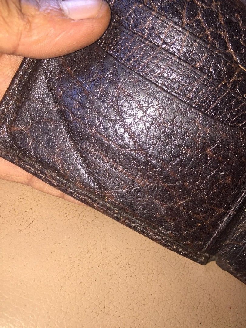 Christian dior wallet (Category: Luxury Bags & Wallets) located in Malaybalay. Submitted by cjsv0228 (Listing ID 1438915565, Image 3). Description: christian dior wallet 2way minor issue see last pic 480.