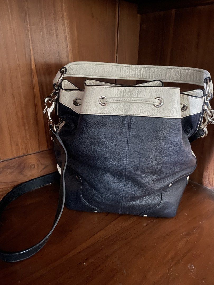 Coach (Category: Shoulder Bags) located in Ipoh. Submitted by ieda24 (Listing ID 1438978128, Image 3). Description: Material leather Still on good condition Foc postage.