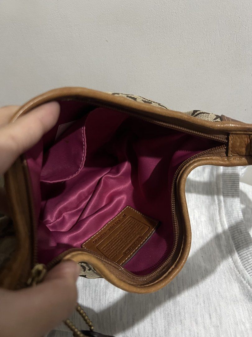 Coach Signature Bucket Bag (Category: Luxury Bags & Wallets) located in Marikina City. Submitted by ricaandln (Listing ID 1439005001, Image 3). Description: Coach Bucket shoulder bag Almost new. Bought through japan pasabuy Walang hawakan yung zipper kaya yung hangtag ginamit as zipper. Overall good condition ◡̈ Rarely used. PM for detailed pictures 📍Marikina City.