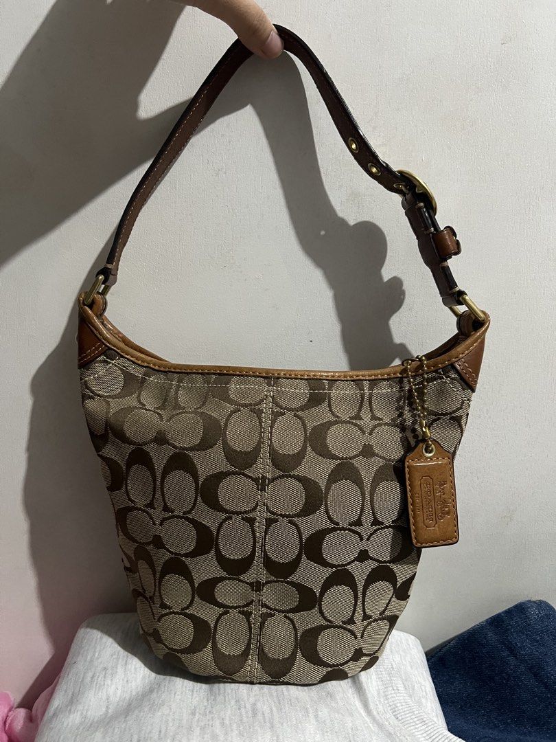 Coach Signature Bucket Bag (Category: Luxury Bags & Wallets) located in Marikina City. Submitted by ricaandln (Listing ID 1439005001, Image 2). Description: Coach Bucket shoulder bag Almost new. Bought through japan pasabuy Walang hawakan yung zipper kaya yung hangtag ginamit as zipper. Overall good condition ◡̈ Rarely used. PM for detailed pictures 📍Marikina City.
