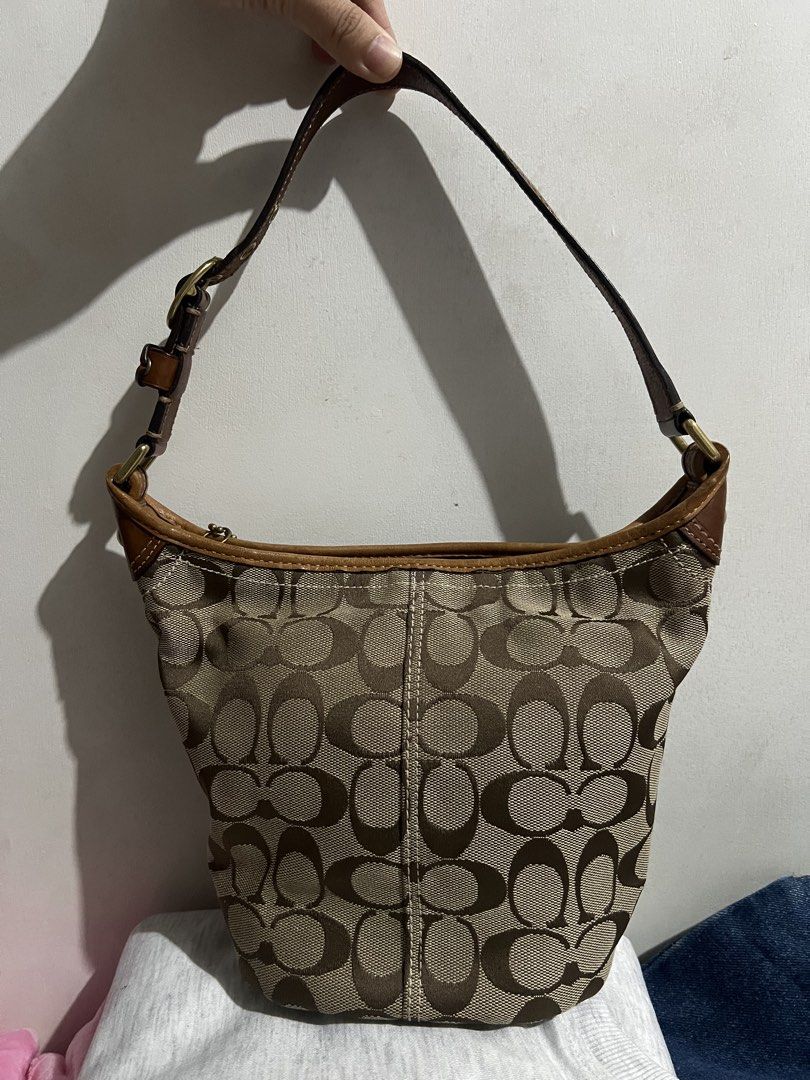 Coach Signature Bucket Bag (Category: Luxury Bags & Wallets) located in Marikina City. Submitted by ricaandln (Listing ID 1439005001, Image 1). Description: Coach Bucket shoulder bag Almost new. Bought through japan pasabuy Walang hawakan yung zipper kaya yung hangtag ginamit as zipper. Overall good condition ◡̈ Rarely used. PM for detailed pictures 📍Marikina City.