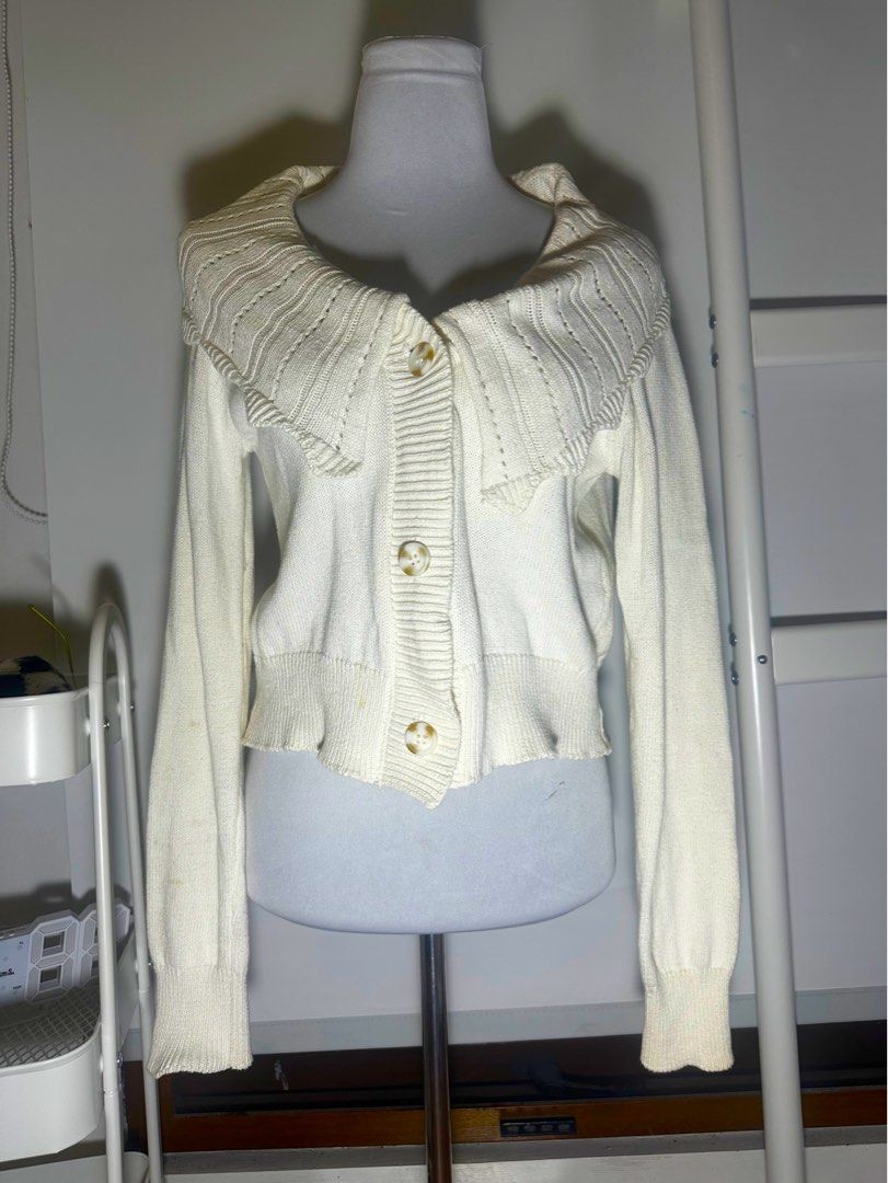 collared white cardigan forever 21 (Category: Coats, Jackets and Outerwear) located in Quezon City. Submitted by shousasstylism (Listing ID 1439063675, Image 1). Description: welcome to shousa’s stylism! flaws: little to none size on tag: M size imo: L rfs: i need funds and i’m decluttering and it doesn’t fit me so good. the buttons open up really easily, keep that in mind happy stylish shopping!!!.