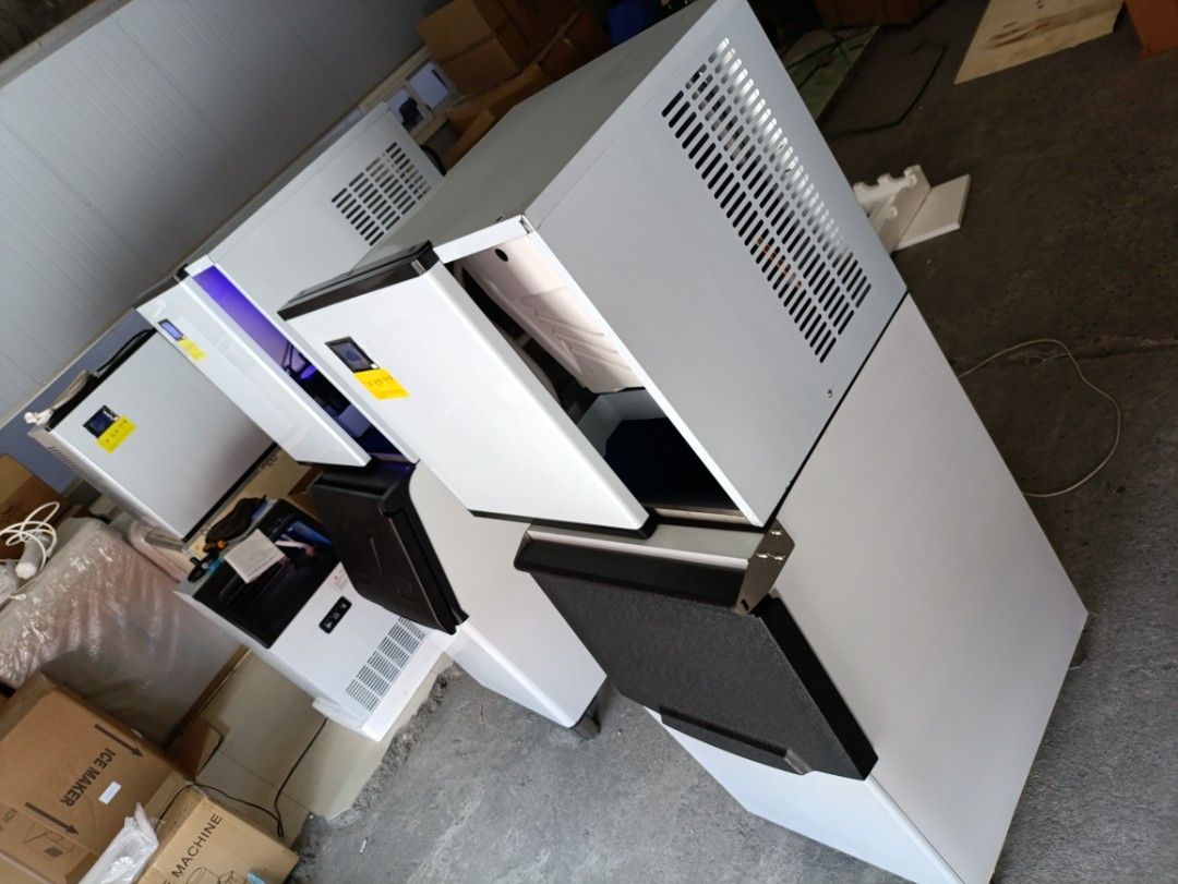 Commercial Cube Ice Maker Machine 165kg-250kg (Category: Refrigerators and Freezers) located in Angeles City. Submitted by cad_wh (Listing ID 1439031400, Image 3). Description: ❄️Commercial Ice Cube Maker Machine 165/220/250❄️ EP-M165FF-A/B ₱77,990.00 EP-M220FF-A/B ₱87,990.00 EP-M250FF-A/B ₱97,990.00 ▪️ Split large ice machine ▪️Material: stainless steel ▪️Ice production capacity: 165/220/250/KG/24H ▪️Refrigeration method: air cooling ▪️Voltage: 