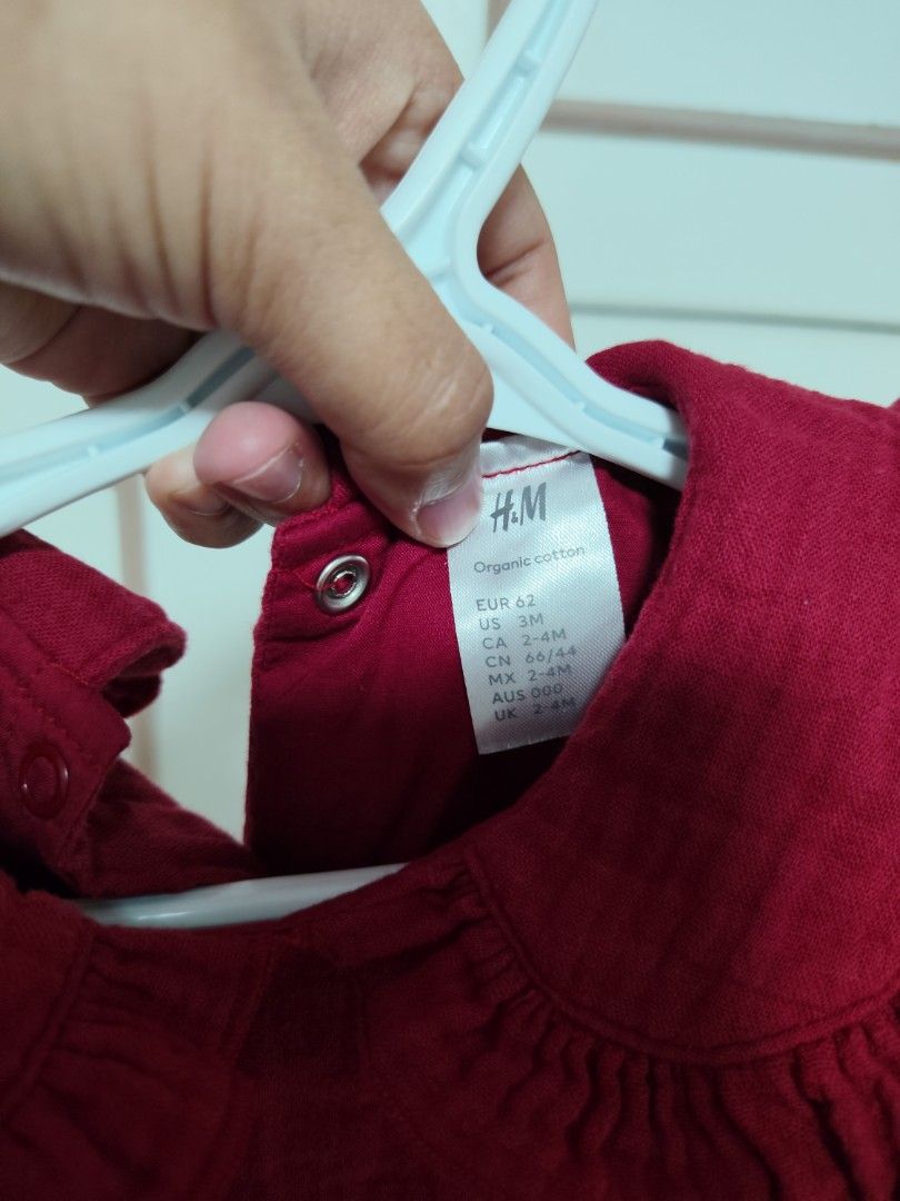 Cotton muslin bodysuit dress (Category: Babies & Kids Fashion) located in Guagua. Submitted by eacords (Listing ID 1439059014, Image 2). Description: Cotton muslin bodysuit dress from H&M used only once during Christmast 2025. Original price: 799 .