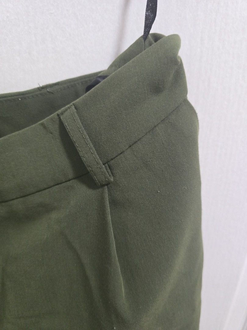 Dorothy Perkins Olive Green Shorts (Category: Shorts) located in Pasig City. Submitted by callmemaf (Listing ID 1438909976, Image 3). Description: - Dorothy Perkins olive green shorts - Size: US4, EURO36, UK8 - Tailored design - Comfortable fit - Classic style - Durable fabric - Suitable for various occasions.