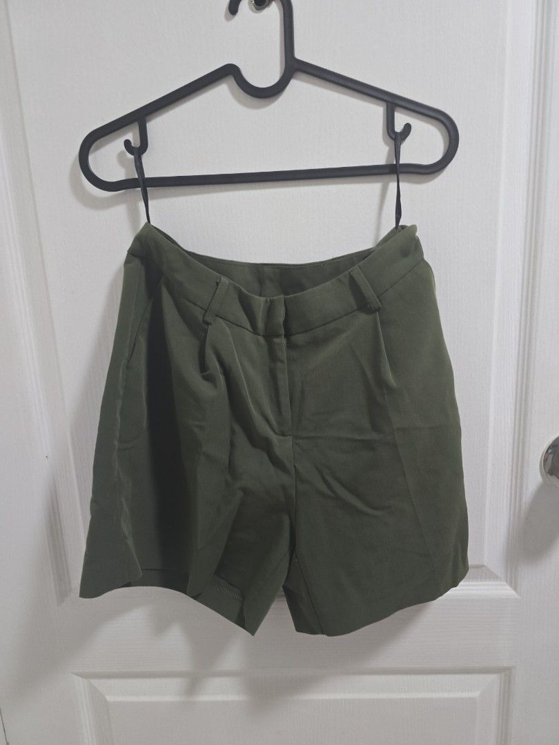 Dorothy Perkins Olive Green Shorts (Category: Shorts) located in Pasig City. Submitted by callmemaf (Listing ID 1438909976, Image 1). Description: - Dorothy Perkins olive green shorts - Size: US4, EURO36, UK8 - Tailored design - Comfortable fit - Classic style - Durable fabric - Suitable for various occasions.