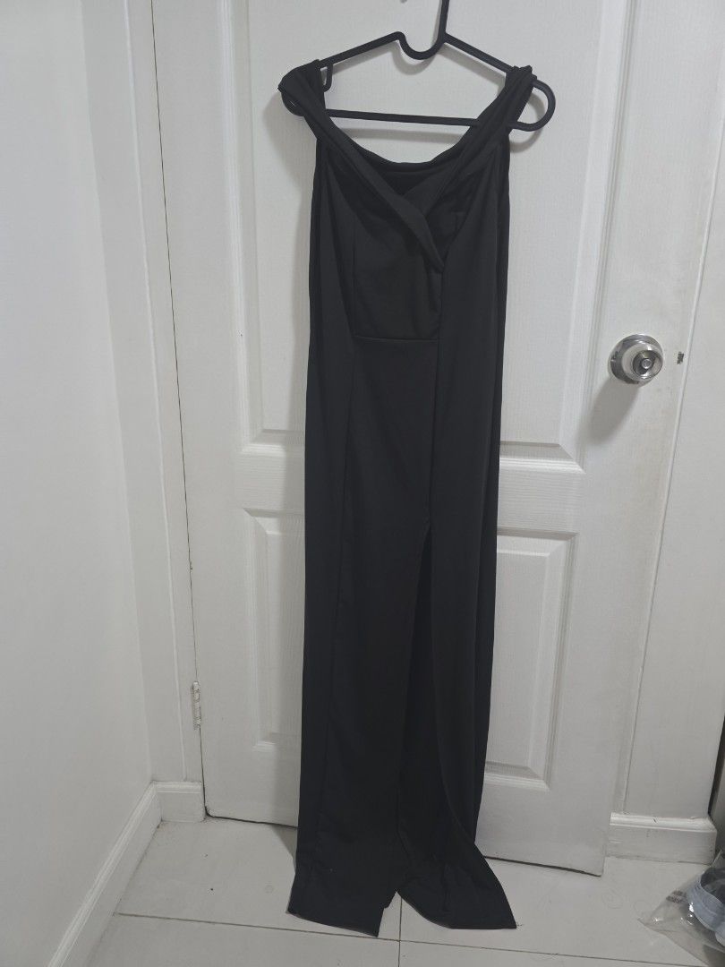 Elegant Simple Black Evening Dress (Category: Dresses) located in Pasig City. Submitted by callmemaf (Listing ID 1438911219, Image 1). Description: - Black halter neck dress - Made of smooth, possibly stretchy fabric - Simple and elegant design - Suitable for various occasions.