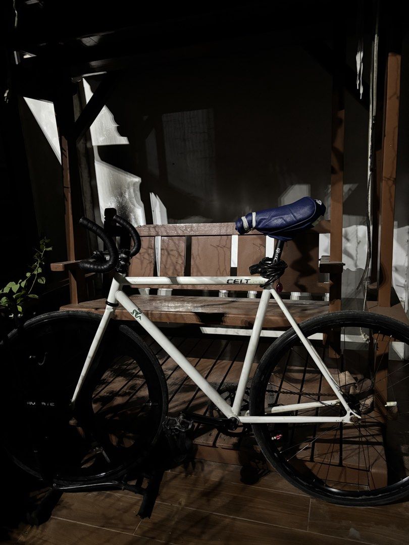 Felt Fixed Gear Bike (Category: Bicycles) located in Manila. Submitted by namartiriv06966 (Listing ID 1439060194, Image 3). Description: - White fixed gear bike - Black wheels and handlebars - Blue seat - Unique front wheel design - Well-maintained - Includes front wheel stand - Perfect for city commuting.