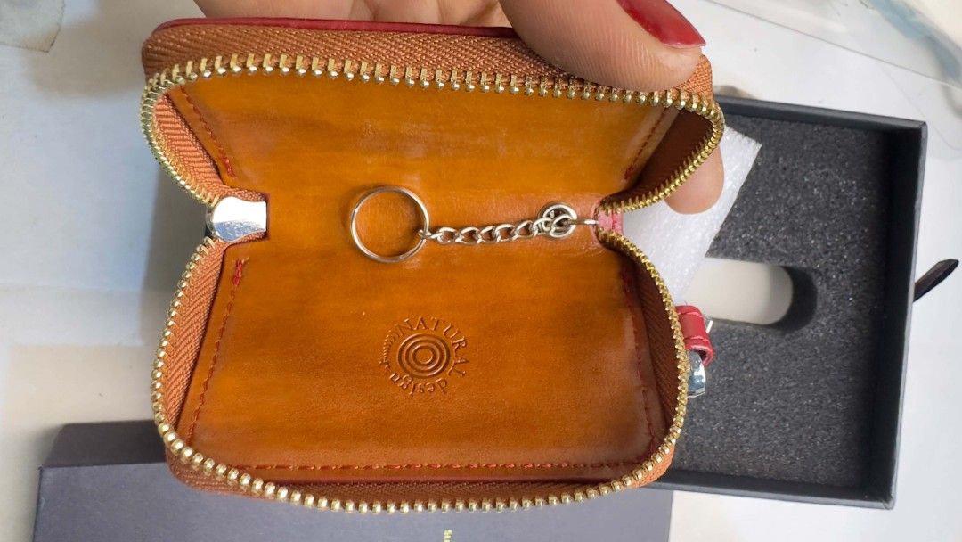 Flamingo Smart Key Case - Red (Category: Luxury Bags & Wallets) located in Pulilan. Submitted by cbssurplus (Listing ID 1439049683, Image 3). Description: - Flamingo smart key case / coin purse larger bag charm - Color: Red - Zipper closure - Includes key ring - Embossed Flamingo logo - Comes with original box WE SHIP NATIONWIDE VIA J&T SF MUST BE PAID BY BUYER.