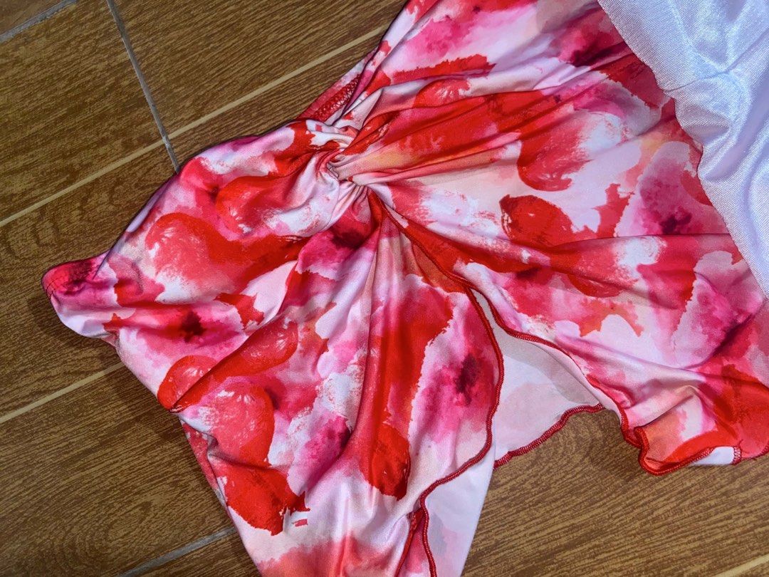 Pre loved Floral and Satin Top (Category: Blouses) located in Paranaque City. Submitted by syndra7 (Listing ID 1438958260, Image 2). Description: MOP: GCASH MOD: FLAST XPRESS OR LALAMOVE (Buyer will shoulder sf) .