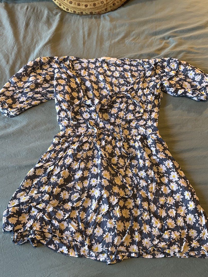Floral Print Mini Dress (Category: Dresses) located in Taguig. Submitted by adelledeclutters (Listing ID 1439020097, Image 1). Description: - Floral print dress - Cinched waist - Lightweight fabric - V-neckline - Flowing skirt - Ideal for warm weather.