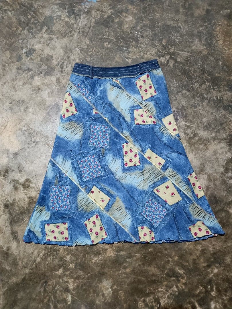 Floral y2k mesh skirt (Category: Skirts) located in Davao. Submitted by mln-boutique (Listing ID 1439001932, Image 1). Description: Floral y2k mesh skirt Size - 27-28 length - 28 Good condition Mesh Mine - 370 🫶.