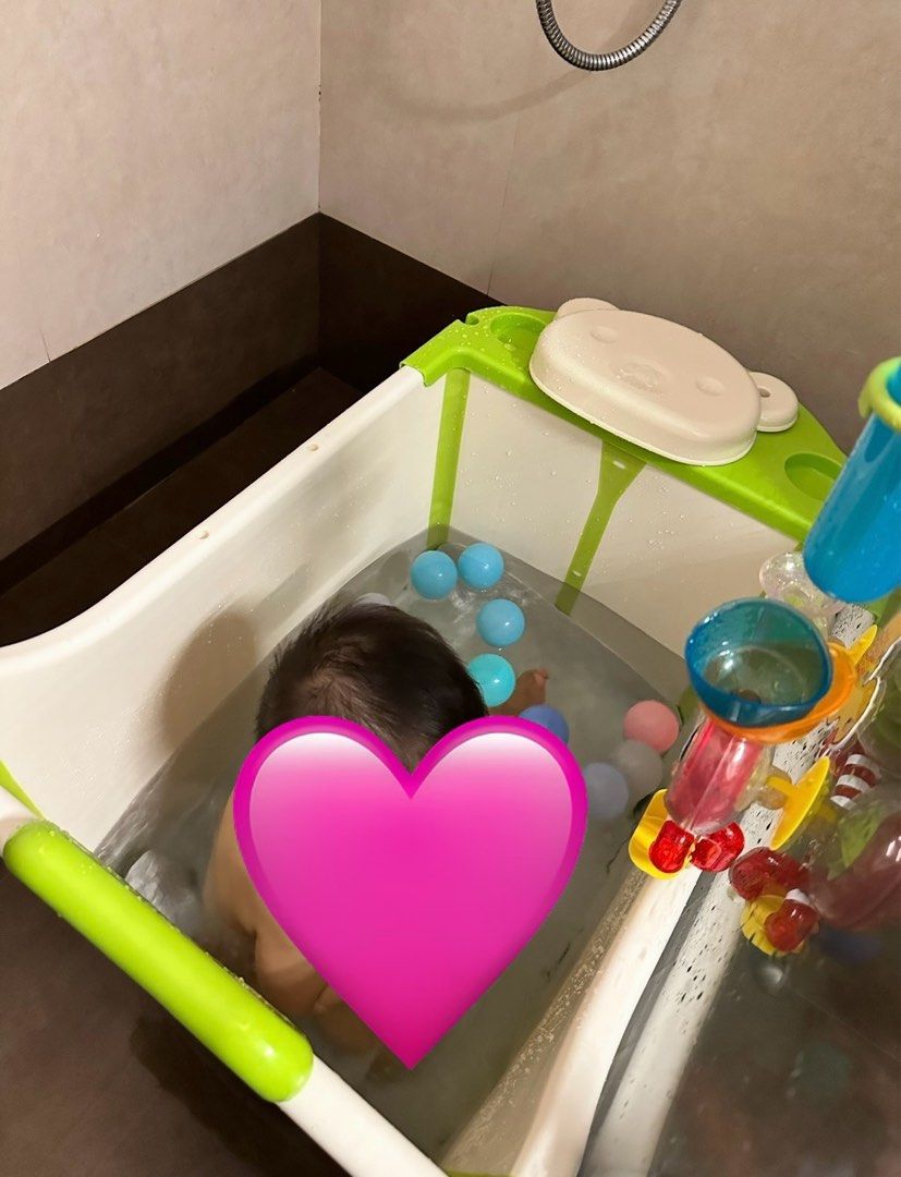 Foldable Baby Bath Tub Set (Category: Bathtub & Bath Accessories) located in Manila. Submitted by tracykatea_ (Listing ID 1438971280, Image 2). Description: - Foldable baby bathtub set - Baby to Toddler - Features a convenient drainage hole - Portable and easy to store - Dimensions: 64cm x 49cm x 38cm.