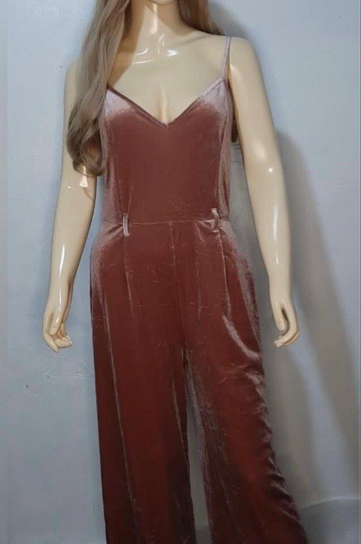 Forever 21 velvet jumpsuit (Category: Jumpsuits) located in Cavite. Submitted by onceloved_ (Listing ID 1439035488, Image 1). Description: .
