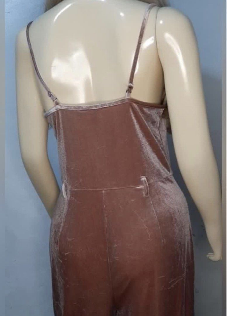 Forever 21 velvet jumpsuit (Category: Jumpsuits) located in Cavite. Submitted by onceloved_ (Listing ID 1439035488, Image 2). Description: .