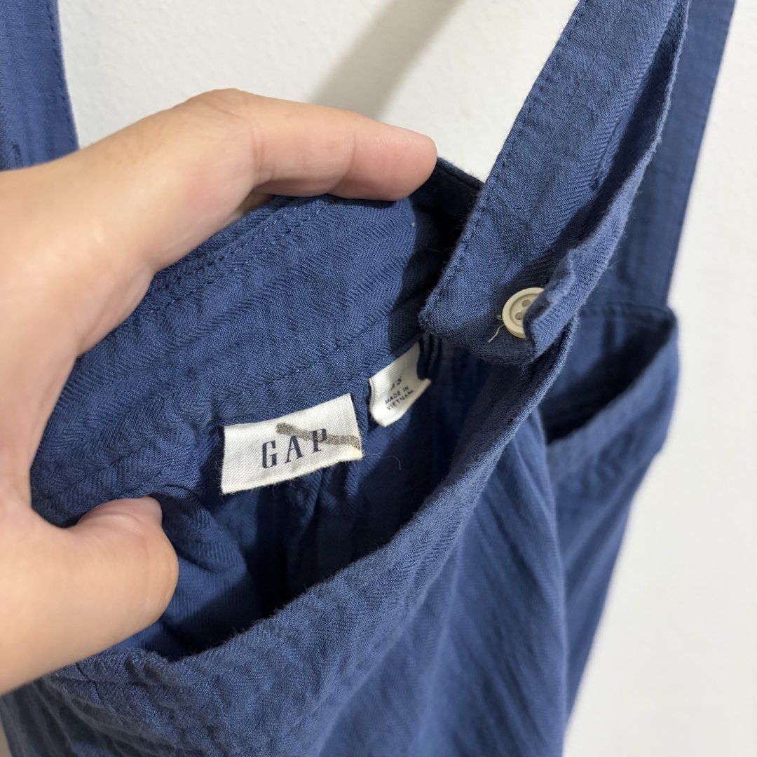 Gap Blue top (Category: Sleeveless) located in Cebu City. Submitted by elainedmd (Listing ID 1439019943, Image 3). Description: Good as new, best fits Small-Medium Size on tag: XS 📍Loc: Labangon, Cebu City 📌2 DAYS RESERVATION ONLY.
