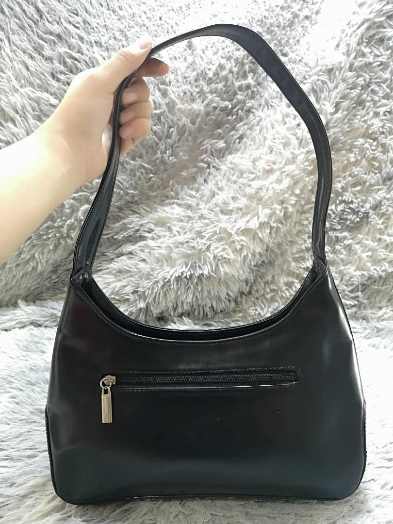 Glossy Black Hobo Baguette Bag (Category: Shoulder Bags) located in Santa Cruz. Submitted by jmy_surplus.2 (Listing ID 1438949272, Image 3). Description: Size ; L - 7 W - 12 Color ; Black Type ; Baguette Bag Brand ; No brand Material ; Leather Style ; Black Glossy Leather Baguette Bag LR 158 JMY 4 Batch #205.