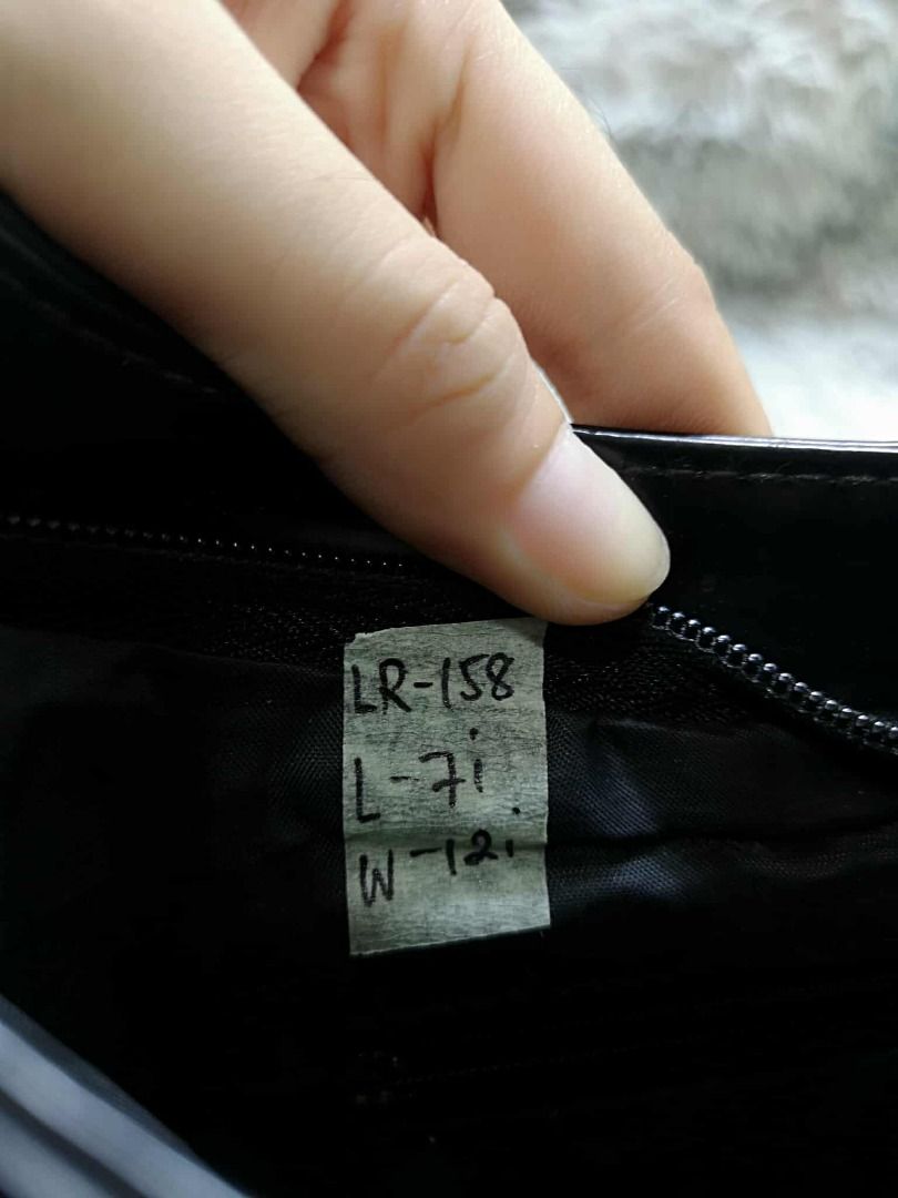 Glossy Black Hobo Baguette Bag (Category: Shoulder Bags) located in Santa Cruz. Submitted by jmy_surplus.2 (Listing ID 1438949272, Image 2). Description: Size ; L - 7 W - 12 Color ; Black Type ; Baguette Bag Brand ; No brand Material ; Leather Style ; Black Glossy Leather Baguette Bag LR 158 JMY 4 Batch #205.