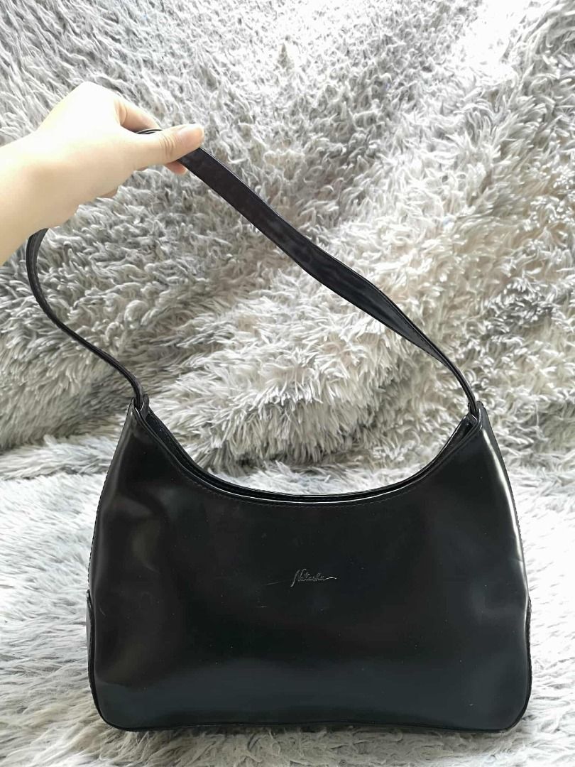 Glossy Black Hobo Baguette Bag (Category: Shoulder Bags) located in Santa Cruz. Submitted by jmy_surplus.2 (Listing ID 1438949272, Image 1). Description: Size ; L - 7 W - 12 Color ; Black Type ; Baguette Bag Brand ; No brand Material ; Leather Style ; Black Glossy Leather Baguette Bag LR 158 JMY 4 Batch #205.