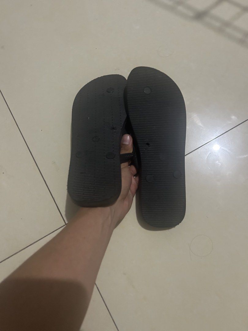 Havaianas Black Flip-flops (Category: Slippers & Slides) located in Taguig. Submitted by pre.loooved.co (Listing ID 1439017409, Image 3). Description: - Classic black Havaianas flip-flops - Features Havaianas logo and Brazilian flag detail - Textured soles for grip.