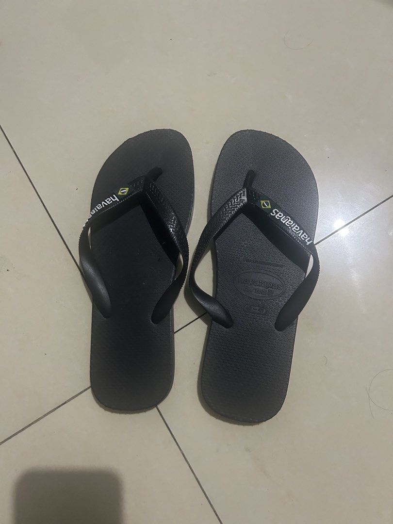 Havaianas Black Flip-flops (Category: Slippers & Slides) located in Taguig. Submitted by pre.loooved.co (Listing ID 1439017409, Image 1). Description: - Classic black Havaianas flip-flops - Features Havaianas logo and Brazilian flag detail - Textured soles for grip.