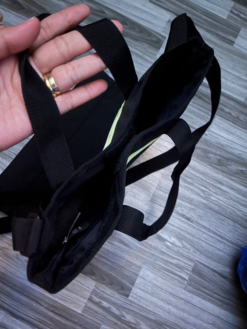 Head two way Sling Bag Black Unisex (Category: Sling Bags) located in Antipolo. Submitted by marcoandpaolomerchandise (Listing ID 1439023070, Image 3). Description: Head Branded two way Sling Bag Hand Bag Black Unisex Preloved Good Condition Like New Need ng wash due to storage. Naalikabukan lang ng konti Please Zoom Photo May Japanese character pero mukang design lang sya. Location: Pagrai Antipolo SF : 100 Please po , HUWAG po mag offer kung hi