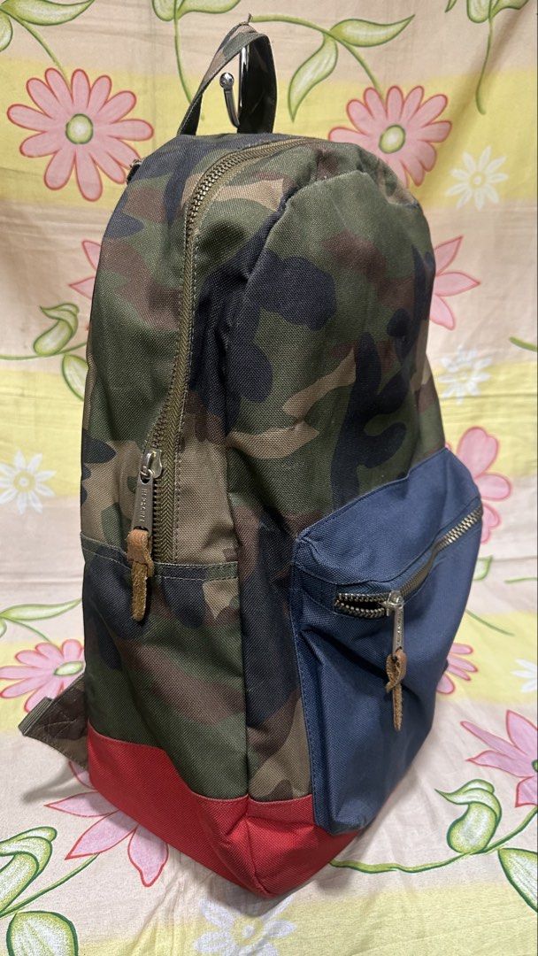 05 HERSCHEL camouflage backpack bag (Category: Backpacks) located in Baguio. Submitted by princessjhade (Listing ID 1438968170, Image 3). Description: Large Very good condition Plus shipping.