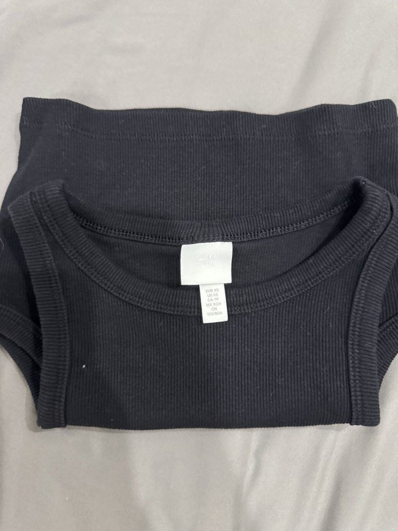 h&m black racer tank top (Category: Sleeveless) located in Las Pinas. Submitted by declutter.fairymnl (Listing ID 1439037179, Image 3). Description: h&m black racer tank top - size xs mode of payment: gcash mode of delivery: go go express (ggx), j&t, same day delivery you can message me if you have any inquiries or questions! thank you ♡ 🚚 delivery options: - gogo express, j&t, same day delivery.