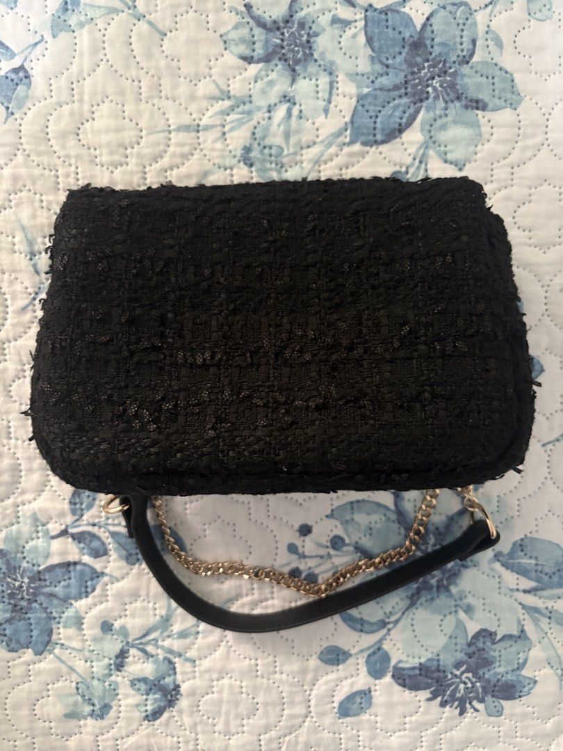 H&M Black Tweed Bag with Chain Strap (Category: Shoulder Bags) located in Antipolo. Submitted by theeditedcloset (Listing ID 1438924258, Image 2). Description: - Black tweed shoulder bag - Features a gold chain strap - Includes a detachable black strap for shoulder or hand carry - Flap closure with metallic clasp - Simple and elegant design - Suitable for various occasions.