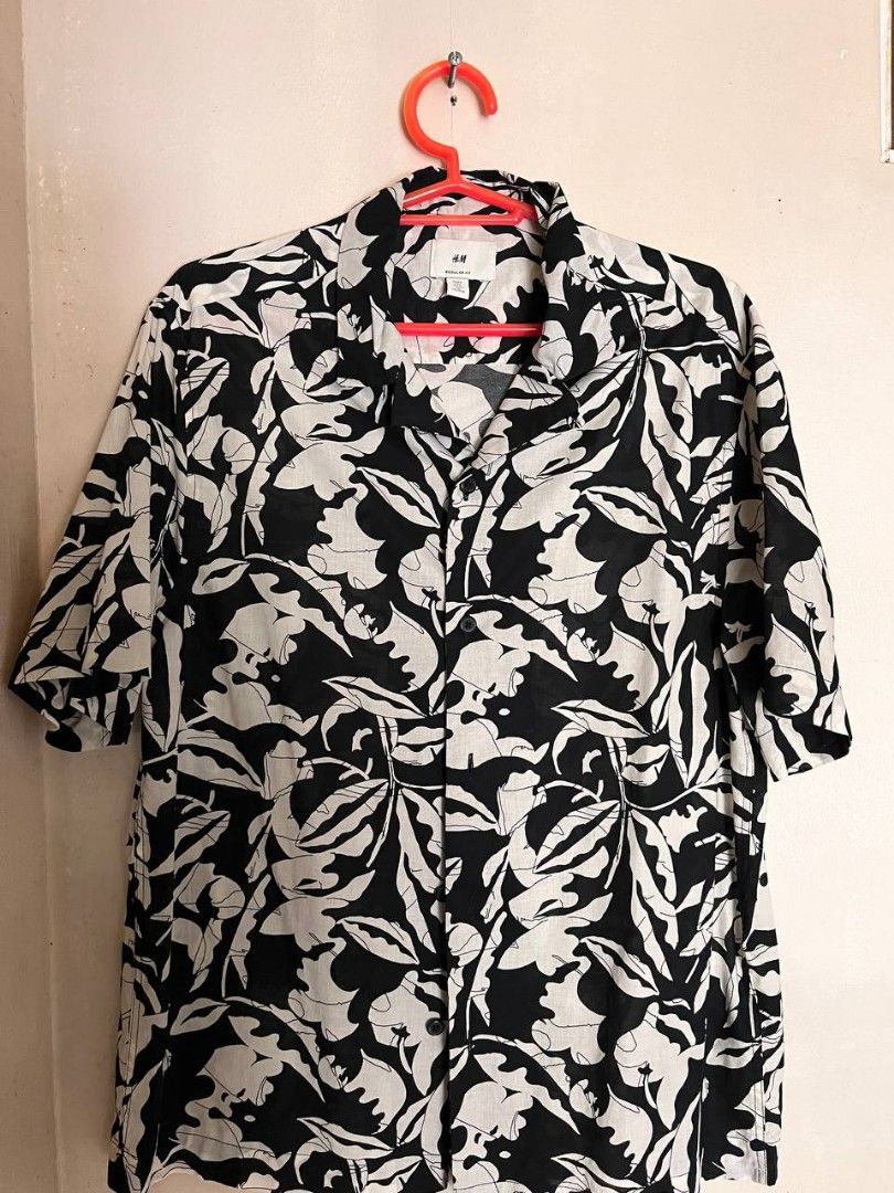 h&m polo (Category: Tshirts & Polo Shirts ) located in Cavite. Submitted by prefpabilona (Listing ID 1439033942, Image 1). Description: H&M Graphic Polo Small on Tag W: 19 L: 25 300 + sf.