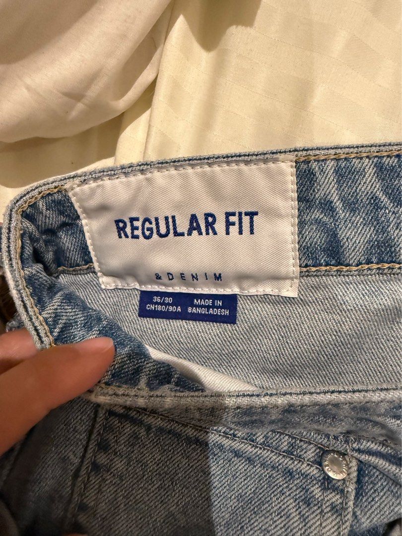 H&M Regular Fit Denim Jeans - Size 36/30 (Category: Jeans) located in Quezon City. Submitted by jessyda (Listing ID 1439017786, Image 2). Description: - H&M light blue denim jeans - Regular fit - Size 36/30 - Classic five-pocket design - Straight leg cut - Button and zipper closure - Made in Bangladesh RFS: Decluttering.