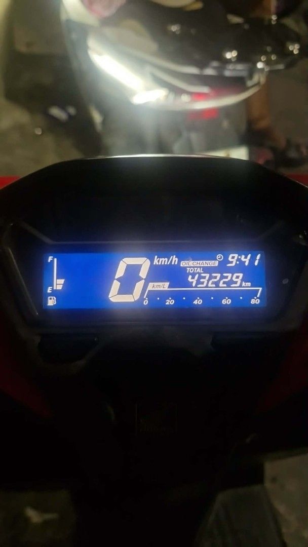 Honda Click 125i Motorcycle (Category: Motorbikes for Sale) located in Caloocan City. Submitted by yowyow098765 (Listing ID 1438972017, Image 2). Description: Honda Click 125i motorcycle with a red and black color scheme. The odometer shows 43229 km. basag harap.