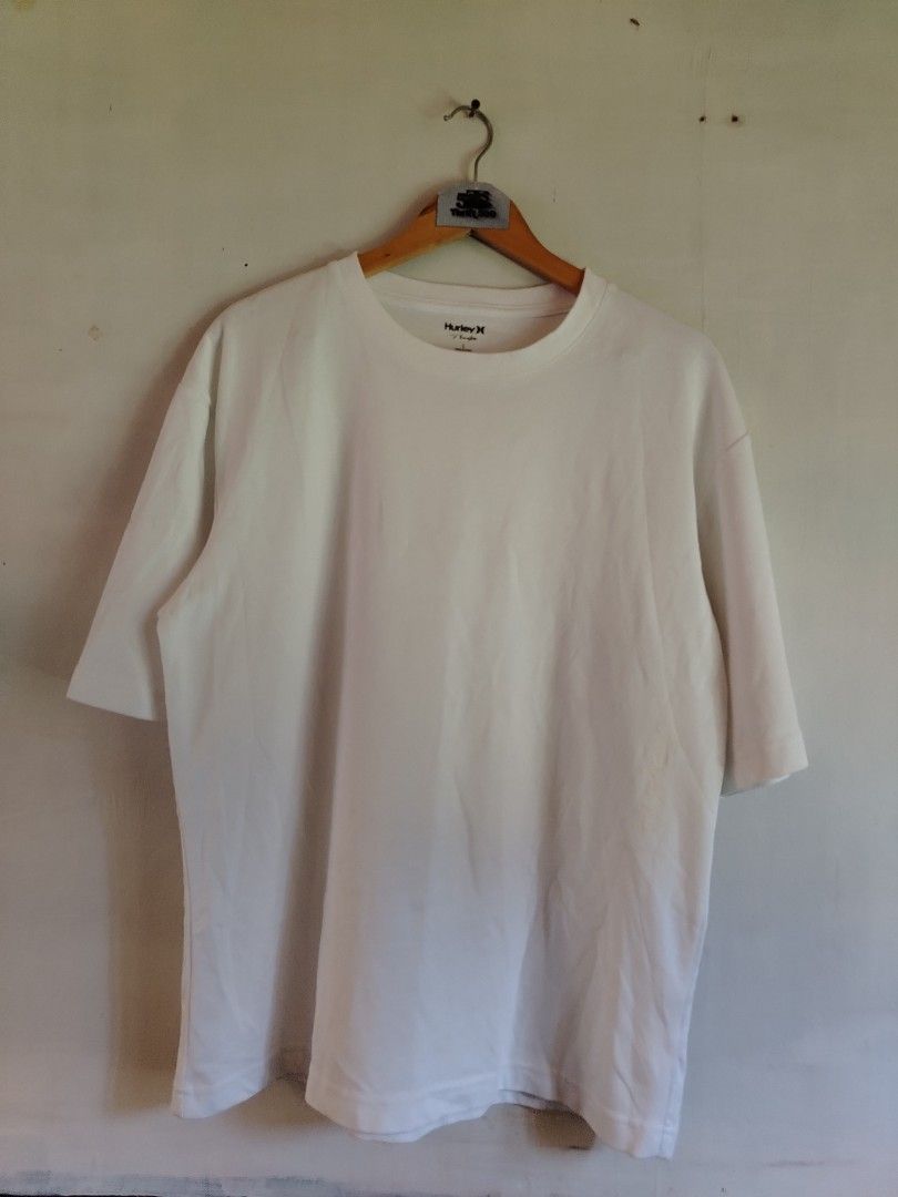Hurley White T-shirt (Category: Tshirts & Polo Shirts ) located in Tacloban City. Submitted by thrift500waray (Listing ID 1438926814, Image 1). Description: - Hurley white T-shirt - Size: L - Features Hurley logo on sleeve and neck - Crew neck - Short sleeves - Solid white color - Made in China.