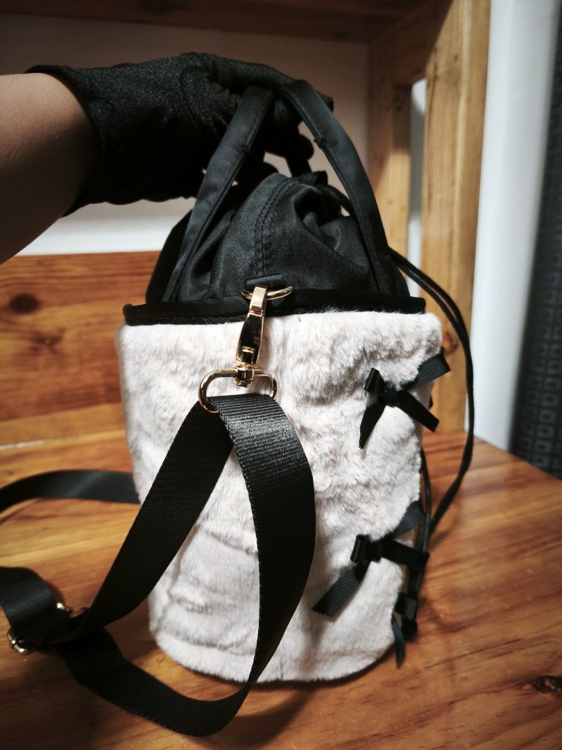 Japan 2way fur bag (Category: Shoulder Bags) located in Baguio. Submitted by queenlyne_vintage_rare_finds (Listing ID 1438988329, Image 3). Description: .
