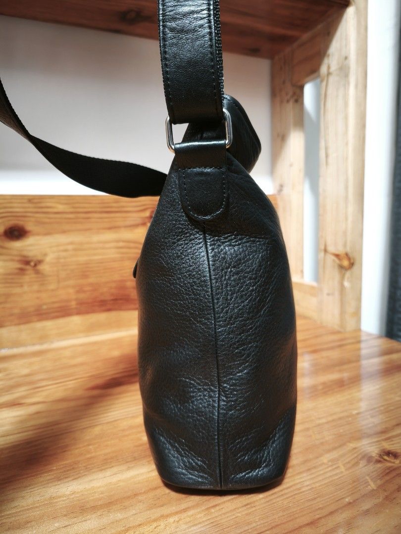 Japan leather crossbody bag (Category: Shoulder Bags) located in Baguio. Submitted by queenlyne_vintage_rare_finds (Listing ID 1439014631, Image 3). Description: .