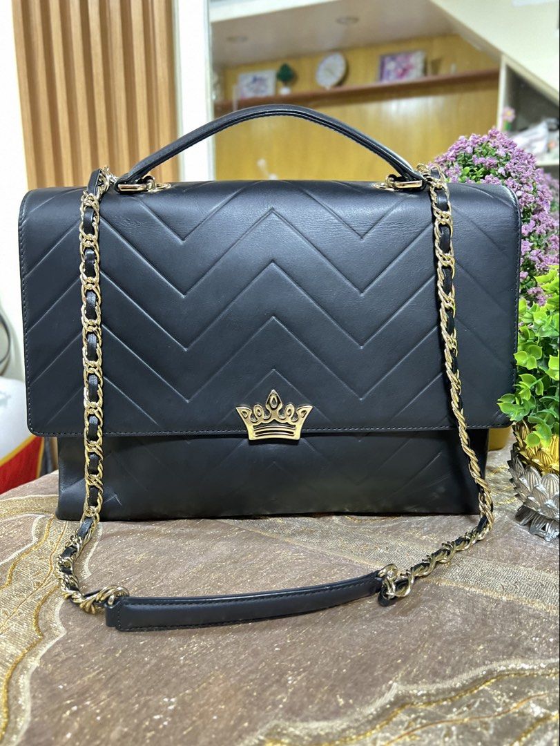 j.estina QUILTED LEATHER CHAIN SATCHEL (Category: Luxury Bags & Wallets) located in Lapu Lapu. Submitted by glamorouslybeautiful8.0 (Listing ID 1438974555, Image 1). Description: ☘️👜♥️J • ESTINA quilted leather chain satchel PreL🌸ved whooaahhh elegant, spacious and gorgeous piece‼️‼️🍃 Perfect for office/school med to Large (LwH: 13x4x10inches) interior: 3 compartments exterior: compartment YKK zippers magnetic closure gold tone hardwares genui