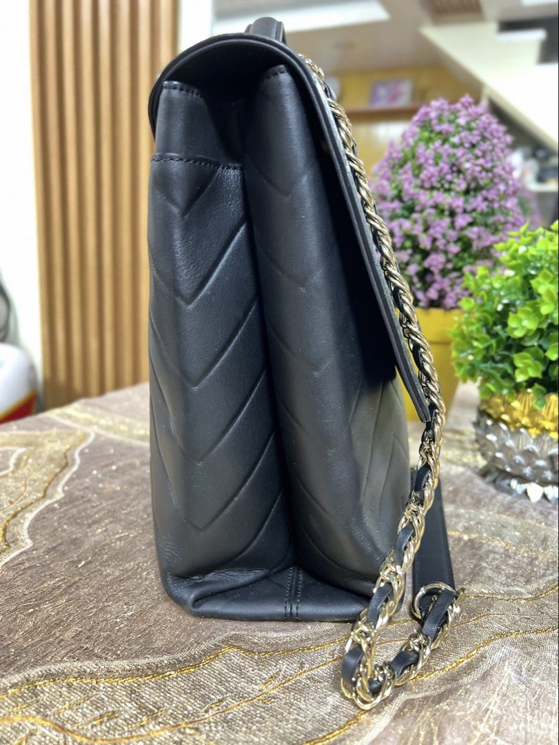 j.estina QUILTED LEATHER CHAIN SATCHEL (Category: Luxury Bags & Wallets) located in Lapu Lapu. Submitted by glamorouslybeautiful8.0 (Listing ID 1438974555, Image 2). Description: ☘️👜♥️J • ESTINA quilted leather chain satchel PreL🌸ved whooaahhh elegant, spacious and gorgeous piece‼️‼️🍃 Perfect for office/school med to Large (LwH: 13x4x10inches) interior: 3 compartments exterior: compartment YKK zippers magnetic closure gold tone hardwares genui